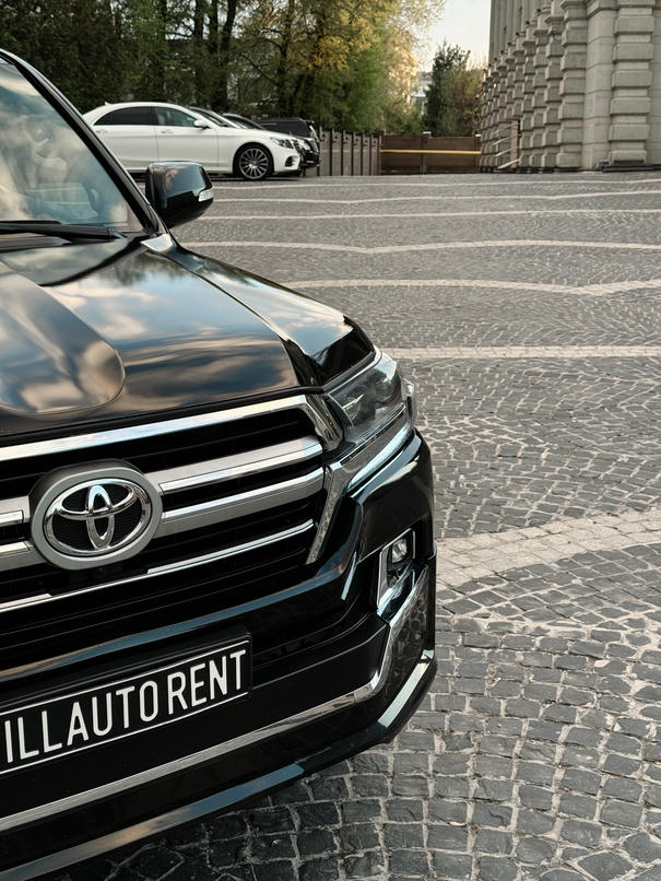 TOYOTA Land Cruiser 200